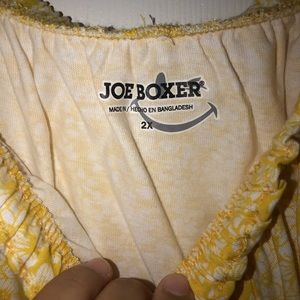 Yellow floral print of the shoulder shirt